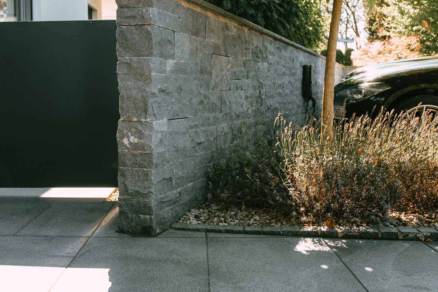 Natursteinmauer, Granitplatten